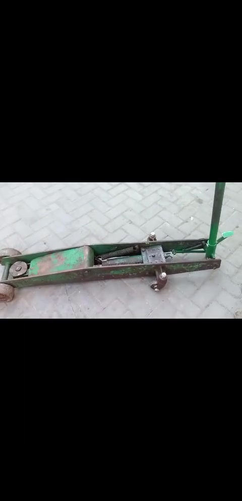⭕ يوجد توصيل لكافه المحافظات
جك عربانه قديم صناعه دنيماركي اصلي قديم باب اول 5 طن شغال وعل الفحص الاصلي القديم سعرة 250 الف شرط الفحص المكان بغداد 
***********
