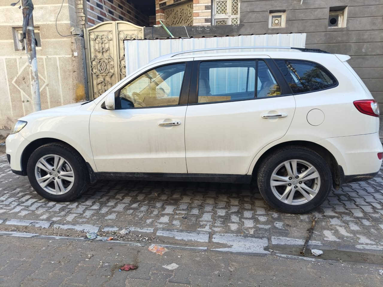 السلام عليكم
سياره مال جناي
سنتافي موديل ٢٠١١ خليجي 
مواصفات فول للاخير 1 ع1 محرك 6سلندر
وجناي الخليجي يعرف مواصفاتها
السياره ماتصرف عليها ولا ربع 
كير محرك حداديه كفاله
مكان السيارة كربلاء ومتواجد بغداد ايضا 
رقم صاحب السيارة *********** مكلف بالنشر
