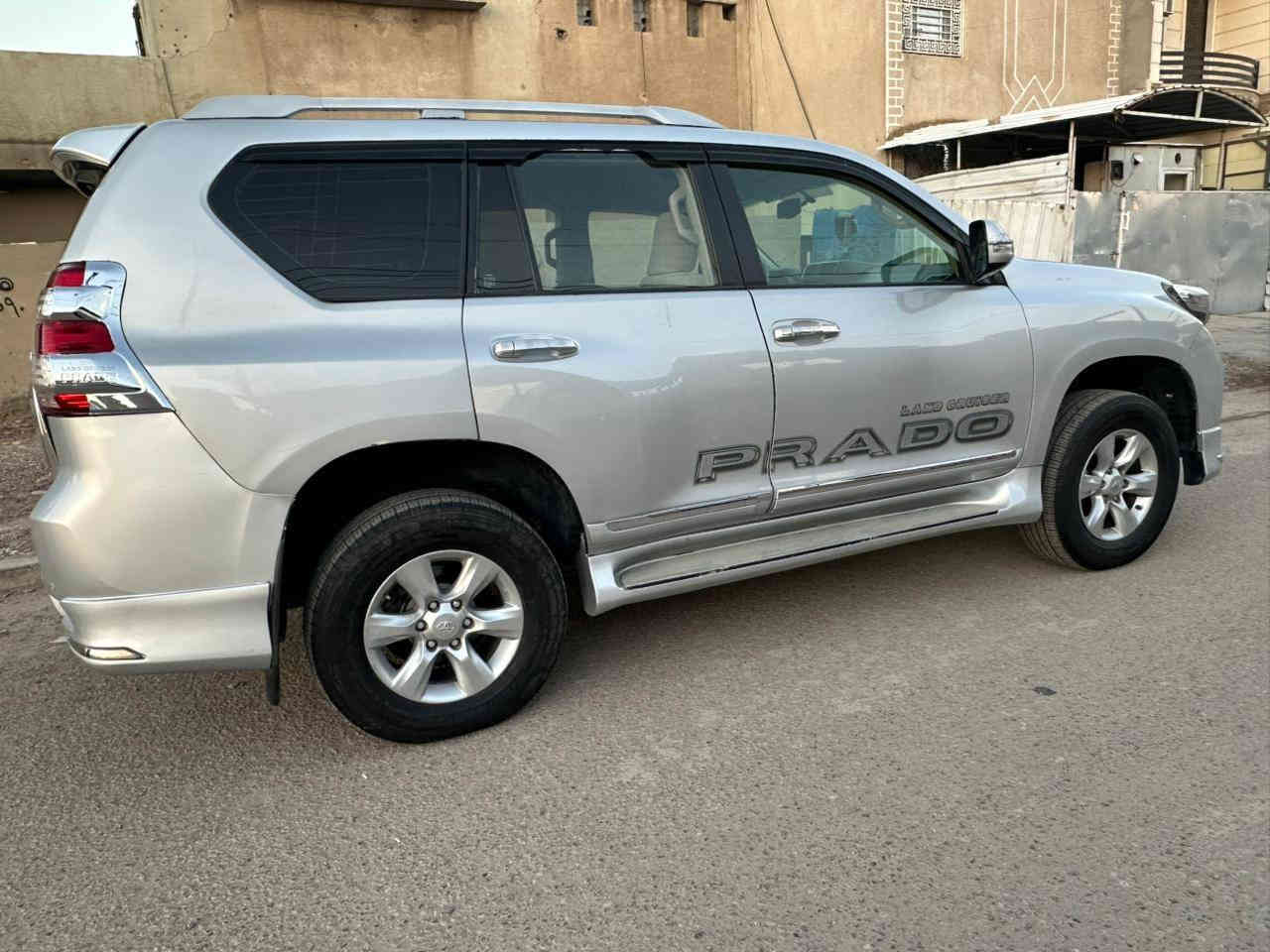 مستعجل على البيع وماكو هيج سعر
لاندكروز برادو 
السونار مرفق بلصور 
👇👇 وتفاصيلها 👇👇
            رقم بغداد 
           موديل ٢٠١٠ محدث ١٨
          ٤سلندر ٢٧٠٠ 
              كير اوتو 
             تخم تاير 
          تبريد شغال ثلج 
محرك وكير وحداديه خير من الله 
السيارة بيهه إضافة شاشة حجم كبير   وبصمه ونظام تشغيل عن بعد 
مكان السيارة العامرية شارع المنظمه 
     السعر ١٨٨ ورقه والشراي يدلل  
***********
***********
