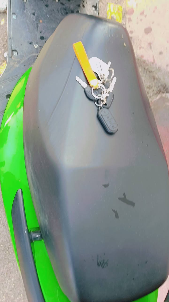 السلام عليكم ورحمه الله وبركاته دراجه شحن نوع سكنس  عدد بطاريات 6 جديده طك سليفون مكفوله من كل نواحي ما صار لها يمي 6 اشهر  وتتأكد البطاريات جديده ودراجه كلها جديده شاهد الله ثلاث نمر نظام رجوع للخلف نظام حماية سرقه نظامم
بلوتوث وتشغيل عن بعد بصمه وسويجين  وتحتوي أيضاً على منفذ usb شحن سرعتها توصل 100 حقيقي تمشيك بالشحنه الوحده ٧٠ كيلو
 رايدها بـ 600 قفل قفل لا تعاملني للتواصل على هذا الرقم ***********مكاني بغداد الدوره
