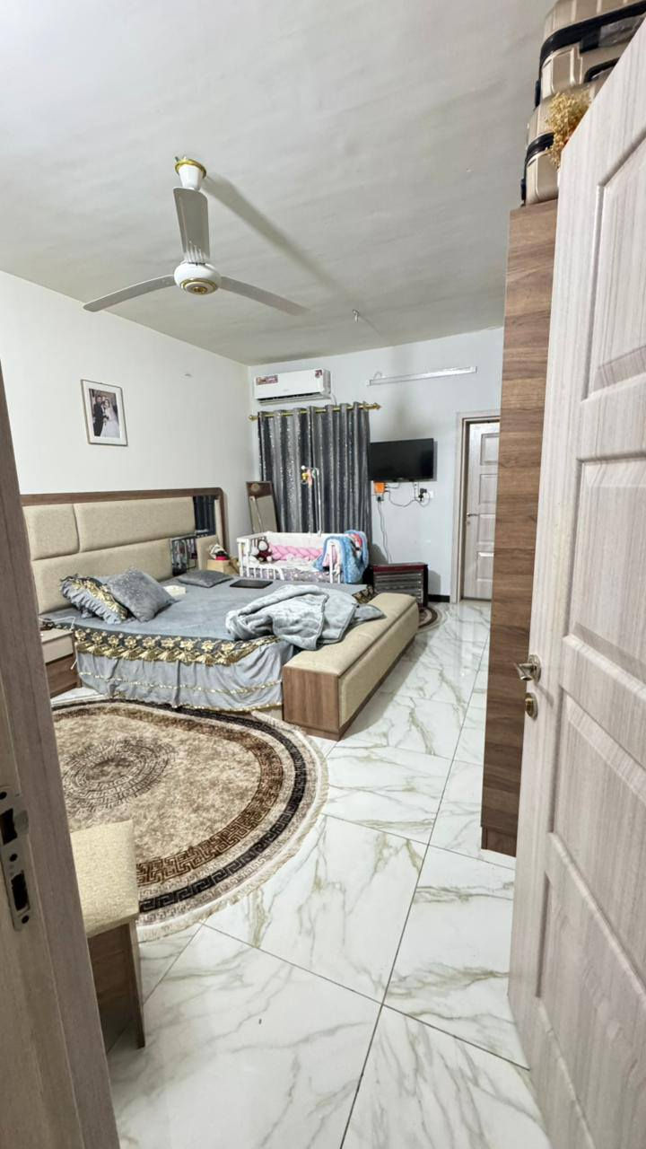 دار للبيع في شارع فلسطين حي النيل محلة 503البيت بناء2021 يتكون من خمس غرف نوم وثلاث حمامات استقبال كبيرة  البيت يوجد فيه نضام شقة ودرج خارجي تحتوي غرفتين مطبخ صغير وحمام وترك طبعا وبلكونة صغيرة الشقة  من ضمن غرف البيت  مع حولي  ومطبخ شارع نضيف وهادي مساحة 135طابوا صرف تفاصيل ع رقم *********** ابو ود
