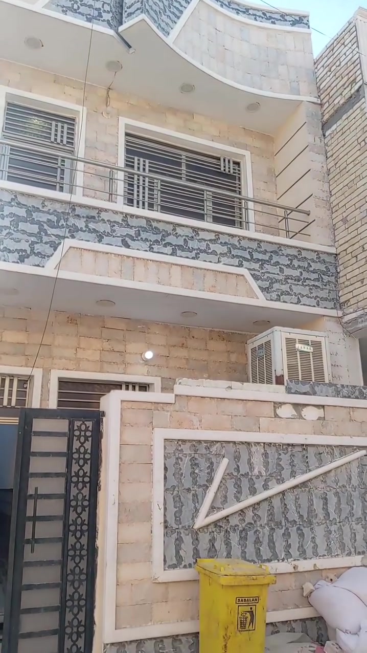 السلام عليكم للبيع بيت ١٠٠م طابقين بناء جديد السريدات الجديده المربع الثالث شارع صب خدمات كامله للأستفسار *********** ملاحضه يتوفر دور وقطع اراضي زراعي سند٢٥ كافه المساحات السريدات الجديده
