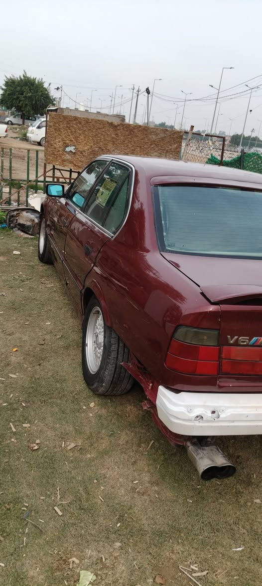 السلام عليكم بيئم 535 موديل 91
رقم انكليزي سنويه توني مجددها ب اسمي تحول ثاني يوم 

السياره كفاله كير ومكينه وكشر تخم تاير جديد 

كير اتو ماتيك فتحه شغاله 

تبريد شغال كفاله مكاني واسط  

شعدك مراوس ادخلي وتساب 

*********** وتساب او اتصال  نقص دعاميه خلفيه فقط ماكو كل نقص بعد مراوس شعدك اراوس السعر 44
