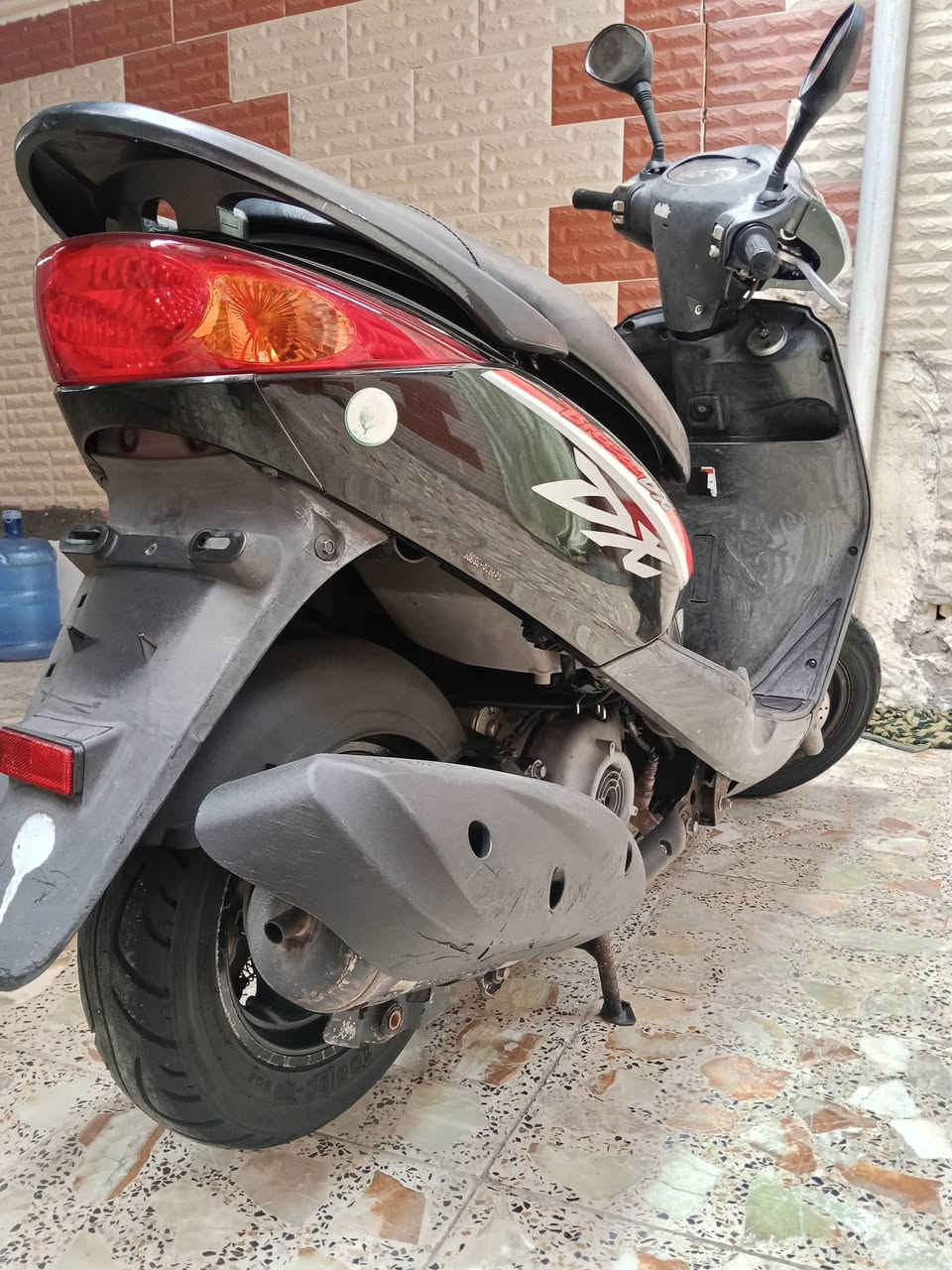 السلام عليكم
دراجة بغبغاء ياباني جديدة لوك 

سرعة 140 خطين نوزل اسلف اصلي 
كفراتها اصلية ومختمه ختم واحد مع محرك 
محرك ناعم ومكفول كفاله عامه وراقها ابسمي 
كهربابات عدادات كيجات دبلات كلها شغال 
الشراي يتصل ***********
شرط جيب فيتر وتعال فحص براحتك مكاني بغداد 
سعر تصل على خط لو واتساب متوفر
