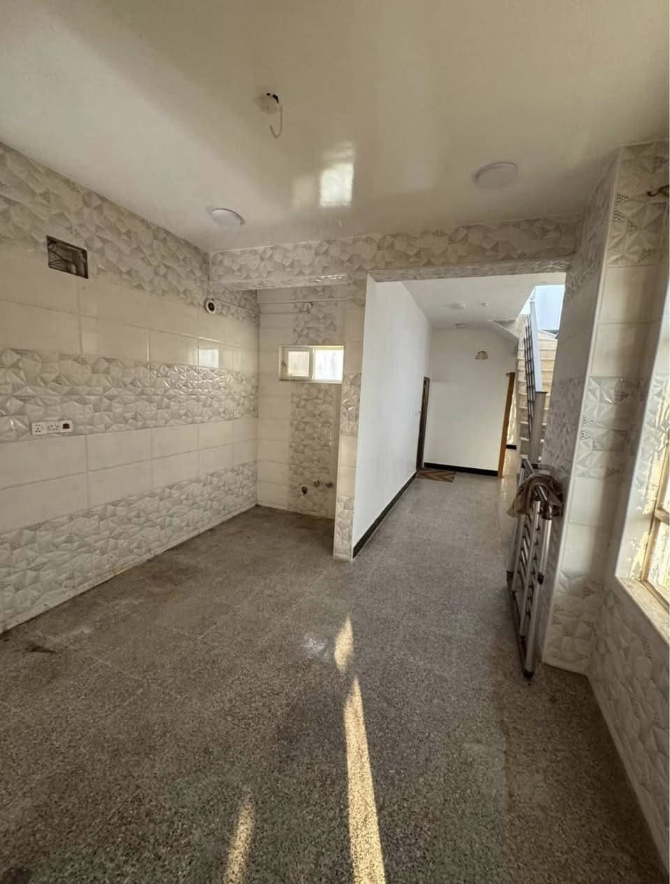 #عاجل 
عندي شقة للايجار مستعجل بحي السلام 100 متر حديثة وراقية 

غرفة نوم انيقة + استقبال + مطبخ +صحيات حديثة

خط مولد جاهز ماطور ماء وسخان وتانكي ماء

منطقة هادئة وخدمات كاملة 

للاستفسار اكثر الاتصال فقط غير متواجد عبر الفيس

***********

***********
