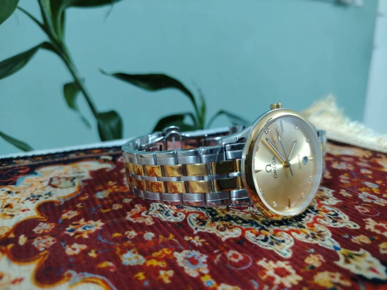 الماركة: OMEGA (أوميغا).
الحركة: كوارتز (بطارية).
التصميم: مينا ذهبي مرصع بفصوص، سوار ستيل مدمج بالذهبي (Two-Tone).
الميزات: نافذة لعرض التاريخ.الحالة: ممتازة (نظيفة جداً كما في الصورة)
.السعر: [50 الف
]للتواصل: ***********
