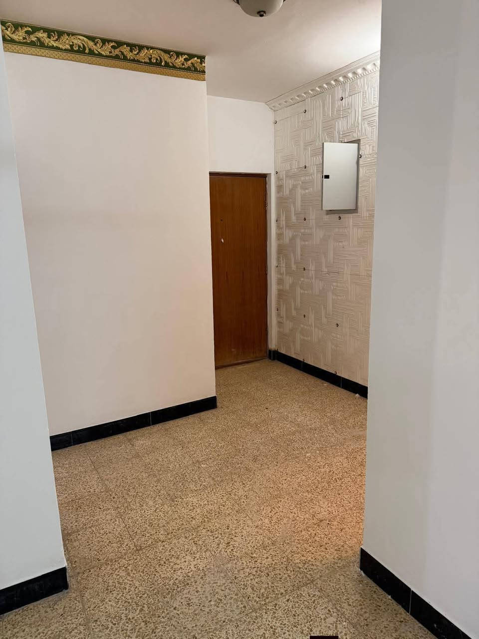 سلام عليكم شقه للبيع بحي الزيتون مساحته 165 بي غرفتين وصحيات ثنين وكيزرات ثنين ومكيفات ثنين ومراوح ويا للعلم هذني كلهن هديه وي البيت بناء 2021 المكان الديوانيه رقم الهاتف ***********
