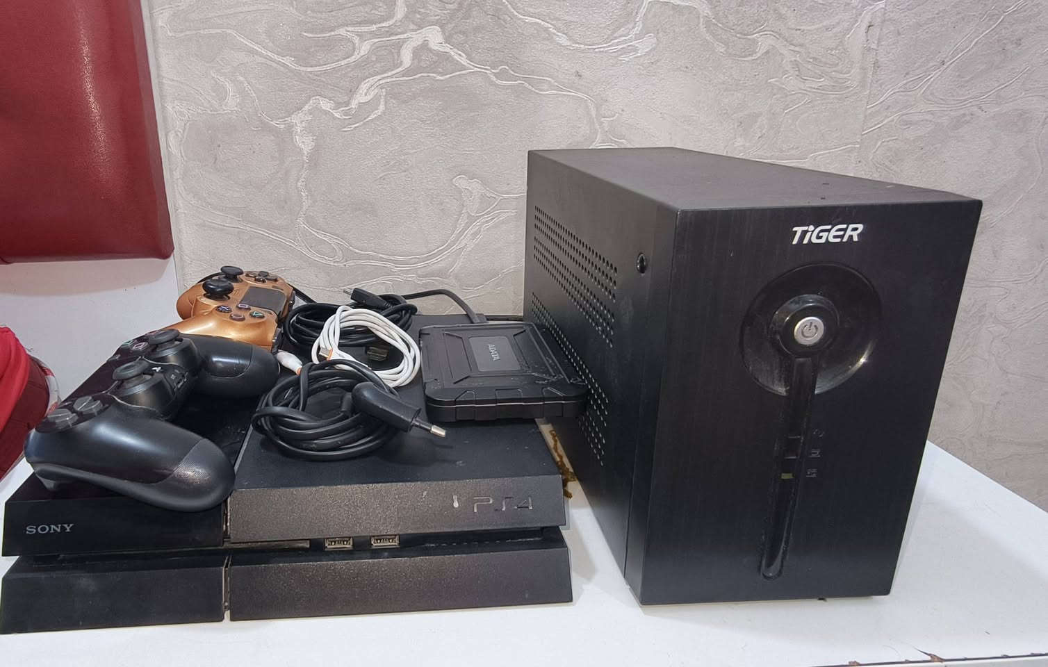 السلام عليكم
Ps4 وجبة اولى ياباني اصلي
للبيع 
اونلاين تحديث 13
مع جميع الملحقات
جوستك عدد 2
كيبل شحن
كيبل hd
هارد 1 تيرا
Ups 1200
مصلح مخرج hd فقط
للبيع 
قفل قفل 200
مكاني مدينة الصدر
***********
