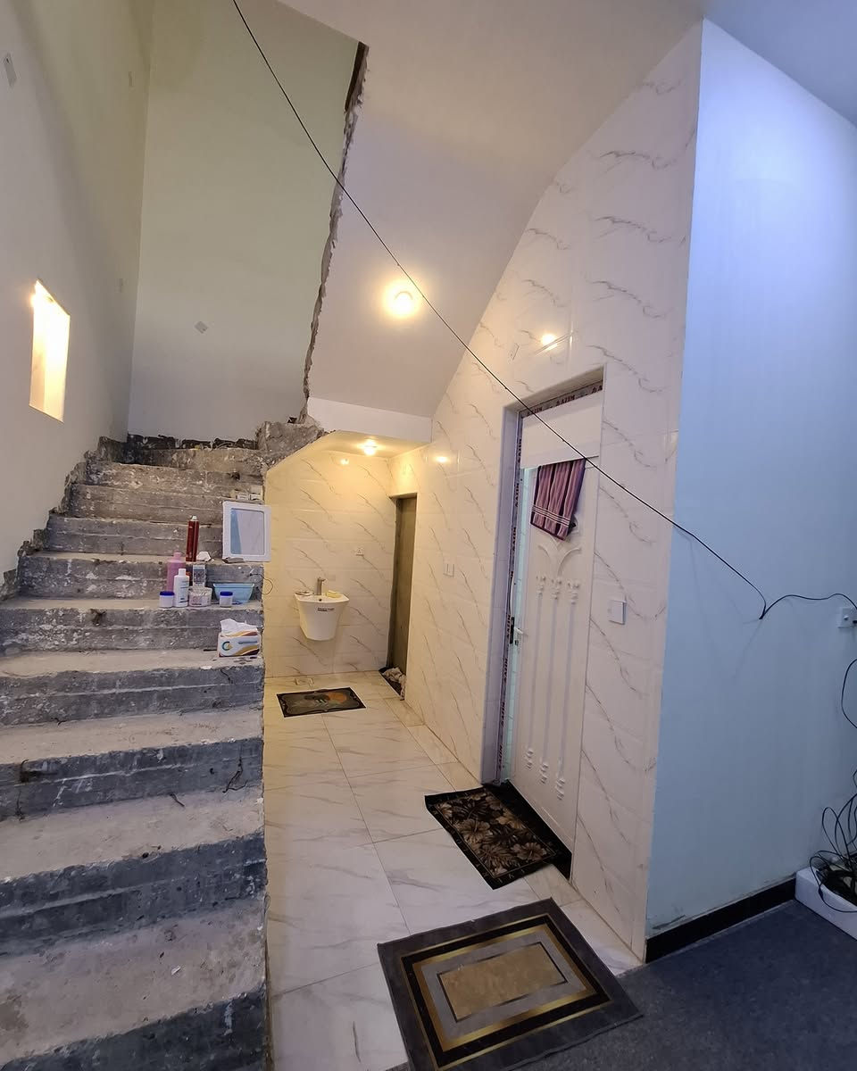 ⚠️السلام عليكم ورحمة الله وبركاتة ⚠️ 
💢 (دارللبيع)🏘
🏩 منطقة حي العمال (خلف أسواق كريم خلف )
مساحه:- ١٥٠متر 
يتكون:- من غرفتين وصاله ومطبخ واستقبال وصحيات داخليه وخارجيه 
الطابق الثاني:-صاله وصحيات فقط 
ملاحظه (مطلوب ٥٠مليون للمصرف)
(لاتنسى لايك والمتابعه )
💲لمعرفة تفاصيل او السعر علق (تم)تصلك رسالة بكافة التفاصيل
🔷للاستفسار الاتصال على 
*********** ☎️ 
*********** ☎️ 
*********** 

💢مكتب الحداثة للعقارات والتوسط العقاري 

📌عنوان المكتب : #السماوة حي الصدر شارع النادي الرياضي مجاور  شركة نقليات الوسيط قرب  مطعم الخليج 
▪️https://maps.app.goo.gl/vFx5TztZpnyBGpSv7▪️ 

✅نستقبل جميع العروض والطلبات العقارية ✅
