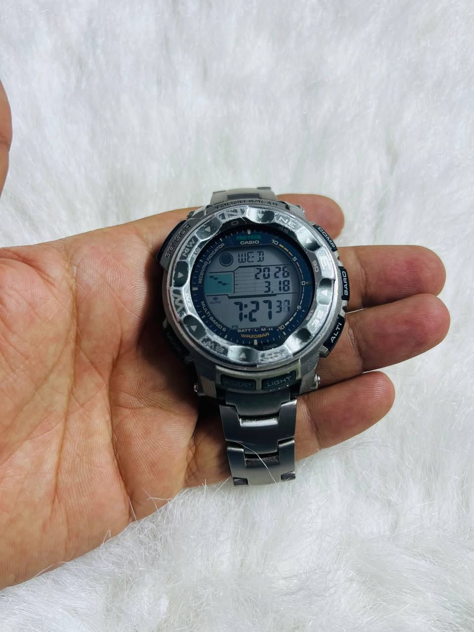 السلام عليكم
ساعة كاسيو بروترك PRW-2500-1JF تيتانيوم بالكامل 
الساعه بيه طخات بالرنك الدوار سير الساعه لوك نضافه 
السعر 175الف
يوجد توصيل 
قطر الساعه 50
مقاومة الماء
مقاومة الماء حتى عمق 100 متر
المقاومة البيئية
مقاومة درجات الحرارة المنخفضة (-10 درجات مئوية/ 14 درجة فهرنهايت)
ميزة المستشعر
نطاق قياس
مقياس الارتفاع: من -700 إلى 10000 م (من -2300 قدم إلى 32800 قدم)
وحدة القياس: 1 م (5 أقدام)
قياسات الذاكرة اليدوية (تصل حتى 30 سجلاً، يتضمن كل منها الارتفاع والتاريخ والوقت)
بيانات السجل التلقائي (الارتفاعات العالية/المنخفضة، الصعود والهبوط التراكمي التلقائي)
بيانات سجل الرحلة (يصل حتى 14 سجلاً للارتفاعات العالية/المنخفضة، الهبوط والصعود التراكمي التلقائي لرحلات معينة)
الميزات الأخرى: بيانات الارتفاع النسبية (من -3000 إلى 3000 م)، الفاصل الزمني للقياسات القابل للتحديد: 5 ثوانٍ أو دقيقتان
*ثانية واحدة لأول 3 دقائق فقط
*التحويل بين المتر والقدم
مقياس الضغط الجوي
نطاق العرض: من 260 إلى 1100 هكتوباسكال (من 7,65 إلى 32,45 بوصة زئبقية)
وحدة العرض: 1 هكتوباسكال (0,05 بوصة زئبقية)
الرسم البياني لميل الضغط الجوي (قراءات آخر 42 ساعة)
الرسم البياني لفارق الضغط الجوي
تنبيه معلومات ميل الضغط الجوي (تشير الصافرة والسهم إلى تغييرات مهمة في الضغط)
*التحويل بين الهكتوباسكال والبوصة الزئبقية
بوصلة رقمية
لقياس الاتجاه وعرضه كنقطة واحدة من أصل 16 نقطة
نطاق القياس: من 0 إلى 359 درجة
وحدة القياس: درجة واحدة
قياس متواصل لمدة 60 ثانية
مؤشر الاتجاه البياني
معايرة ثنائية الاتجاهات
تصحيح الميل المغناطيسي
ذاكرة تحديد الموقع
مقياس الحرارة
نطاق العرض: من -10 إلى 60 درجة مئوية (من 14 إلى 140 درجة فهرنهايت)
وحدة العرض: 0,1 درجة مئوية (0,2 درجة فهرنهايت)
*التحويل بين درجة الحرارة المئوية ودرجة الحرارة بالفهرنهايت


**إذا كنت صاحب هذا الإعلان وتريد حذفه لأي سبب، رجاءا أرسل رسالة إلى الدعم الفني**