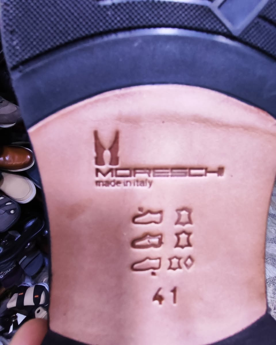 ماركة مورسكي ايطالي الصنع 
قطعه جديدة أصليه اورجنال 
ربع بوت جلد طبيعي داخل وخارج 
قياس ٤١ 
السعر ١١٥ ألف 
مكان كرادة داخل مجاور دايموند مول في فرع علاء حداد محل الأيطالي الايطالي


**إذا كنت صاحب هذا الإعلان وتريد حذفه لأي سبب، رجاءا أرسل رسالة إلى الدعم الفني**