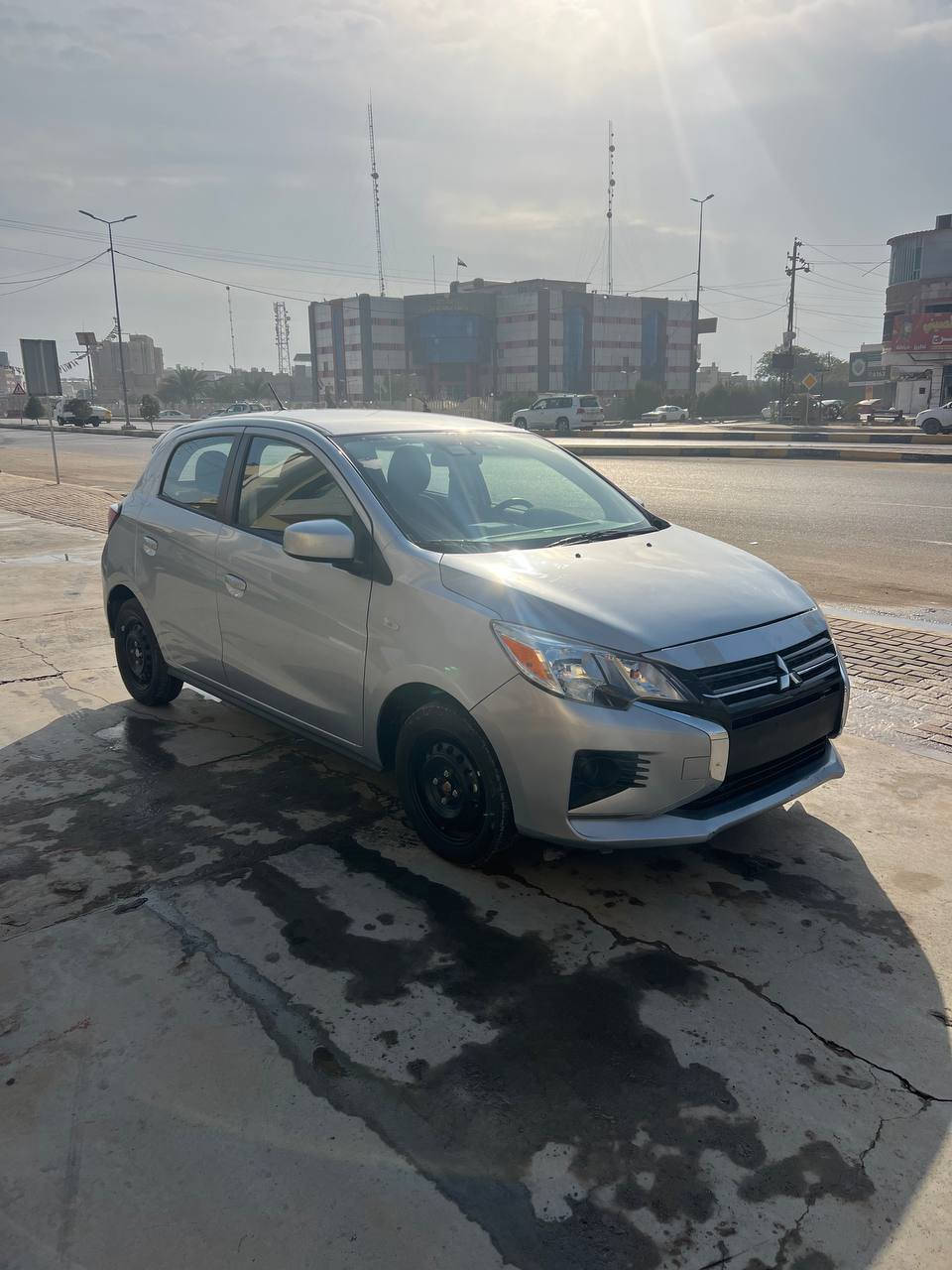 السلام عليكم 
مسيوبيشي ميراج موديل 2024
حادثها باب و جاملغ جهت السايق تبدلن اصلي  و حافت البنيد من جهت السايق نصبغت صور الحادث موجوده دخول جديد السياره زيرو ماشيه ٧ الاف رقم فحص باسمي
شاشه جبيره
تحكم ستيرن
سنتر لوك
شاشه قرائة اعطال

السعر ٨٥   
مكان السياره بالحله حي الزهراء
*********** حلة, بابل
