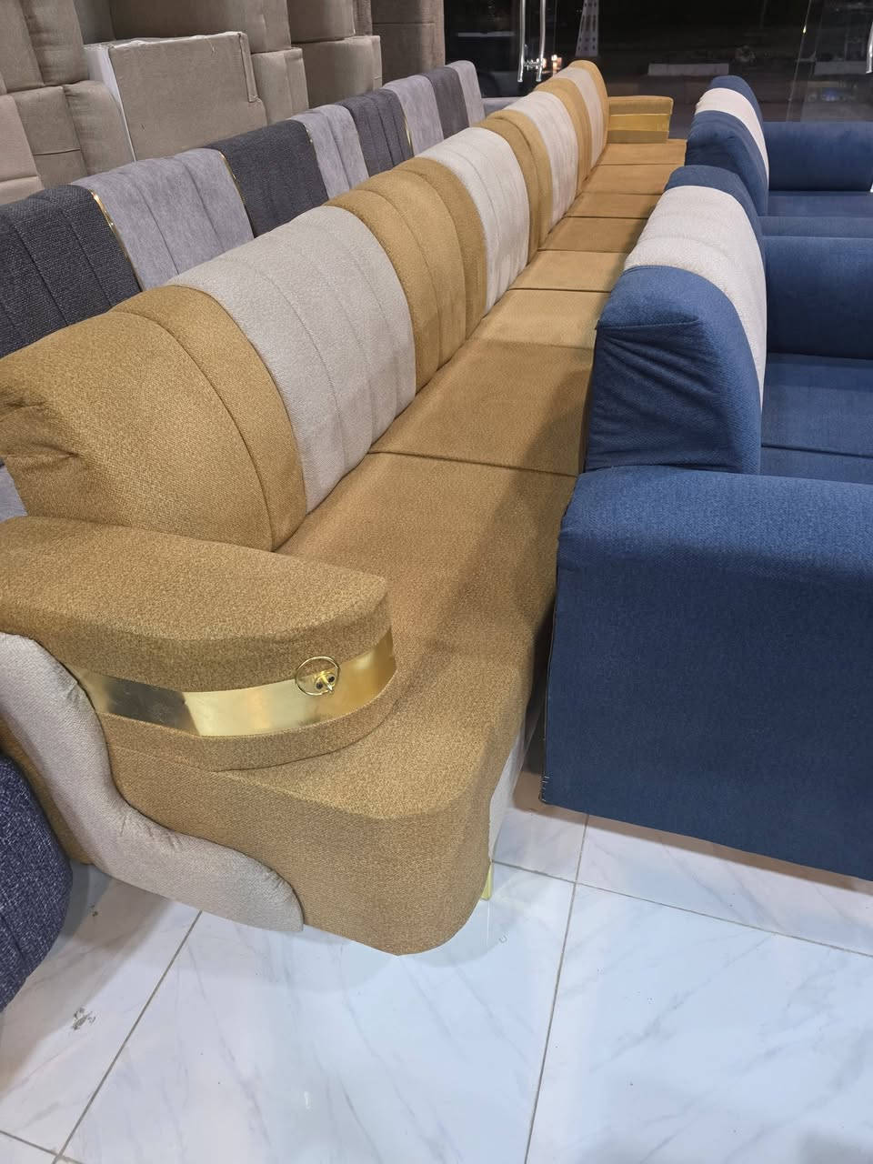 نعلن معرض علي الزهيري
عن تخفيض اسعار الدواوين 
اسعار تنافسيه جمله و مفرد عن 
موصفات عاليه بلوك اسود 
***********
***********
ناصريه شارع ٣٠ مدينه سعر ديوان ٣١٠
