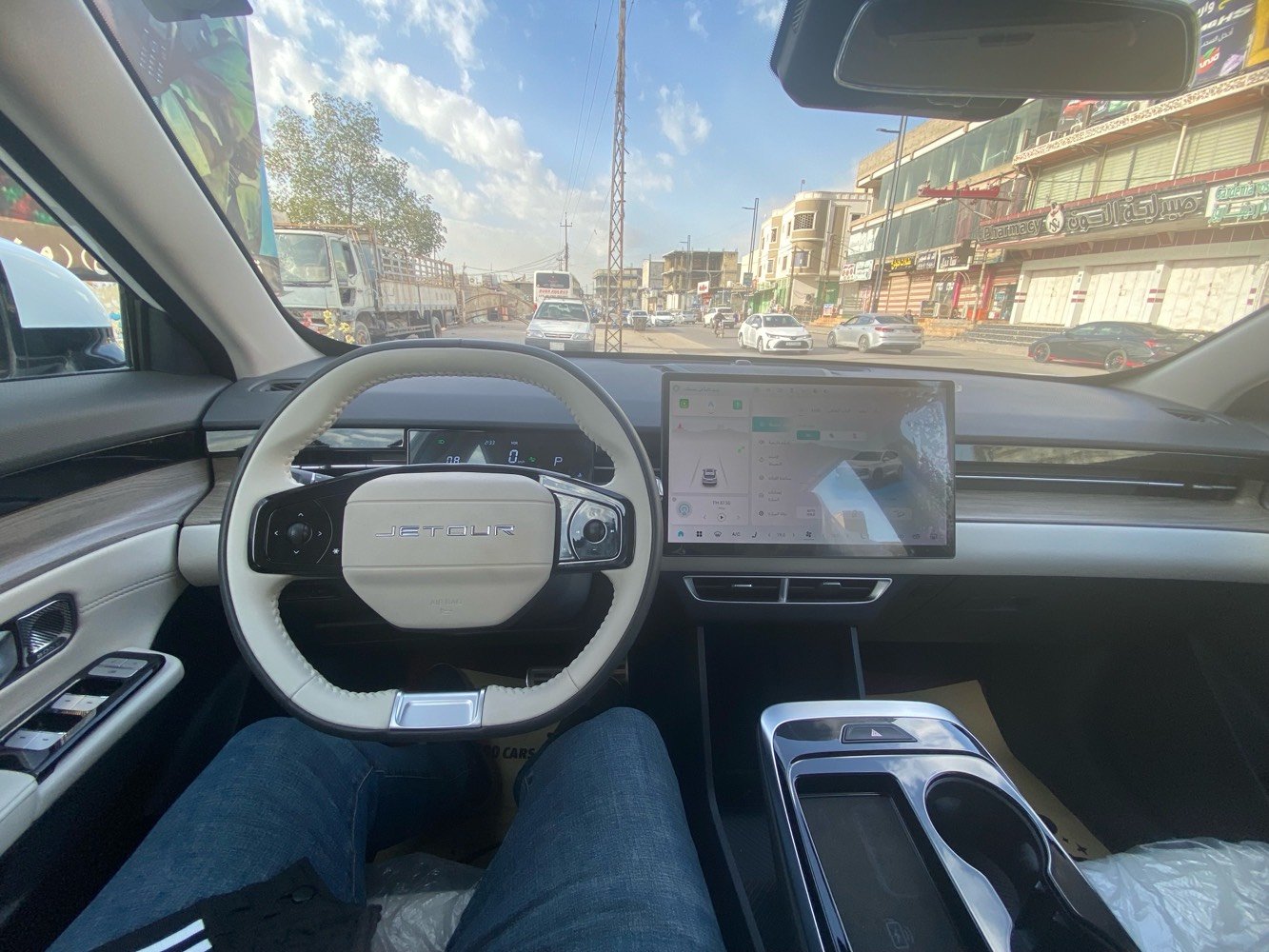 � جيتور داشنج 2025  فول مواصفات Luxury  لاكجري
لون ابيض صدفي 

 الموديل: 2025
ماشيه 3500 بعده زيرو
 الدفع: أمامي
 الكير: 7 نمر دبل كلتش (7DCT)
 المحرك: 1600 تيربو قوي واقتصادي

المواصفات الكاملة:
 تشغيل ودخول ذكي (Keyless Entry & Start)
 تشغيل عن بُعد (Remote Start)
 شاشة وسطية عملاقة
 عدادات رقمية بالكامل
 Apple CarPlay + Android Auto
 نظام ملاحة (GPS)
 كاميرات 540 درجة عالية الدقة
 حساسات أمامية وخلفية
 نظام مراقبة ضغط الإطارات (TPMS)
 مكيف أوتوماتيك ثنائي المناطق
 فتحات تكييف خلفية
 شحن لاسلكي للموبايل
 منظومة صوتية سوني متعددة السماعات
 كراسي جلد فخمة
 كراسي أمامية كهربائية
 تبريد وتسخين للمقاعد الأمامية
 ذاكرة مقاعد
 إضاءة داخلية محيطية (Ambient Light)
 إضاءة ترحيبية عند فتح الأبواب
 سقف بانوراما واسع
 إضاءة LED كاملة (أمامي + خلفي)
 مرايات جانبية كهربائية مع تسخين وطي أوتوماتيكي
 شنطة خلفية كهربائية ببصمة
أنظمة الأمان ومساعدة السائق:
 مثبت سرعة ذكي + تحكم كامل بالمقود
 نظام التحذير عند مغادرة المسار
 نظام التنبيه من التصادم الأمامي
 نظام تحذير النقطة العمياء (Blind Spot) 
 نظام الثبات الإلكتروني ومنع الانزلاق (ESP + TCS)
 ABS + EBD + BA
 فرامل توقف إلكترونية + Auto Hold
  (HHC + HDC)
 6 وسائد هوائية
بعد هواي موصفات بيه
مكان سياره البصره
سعر 190 وبيه مجال شي قليل