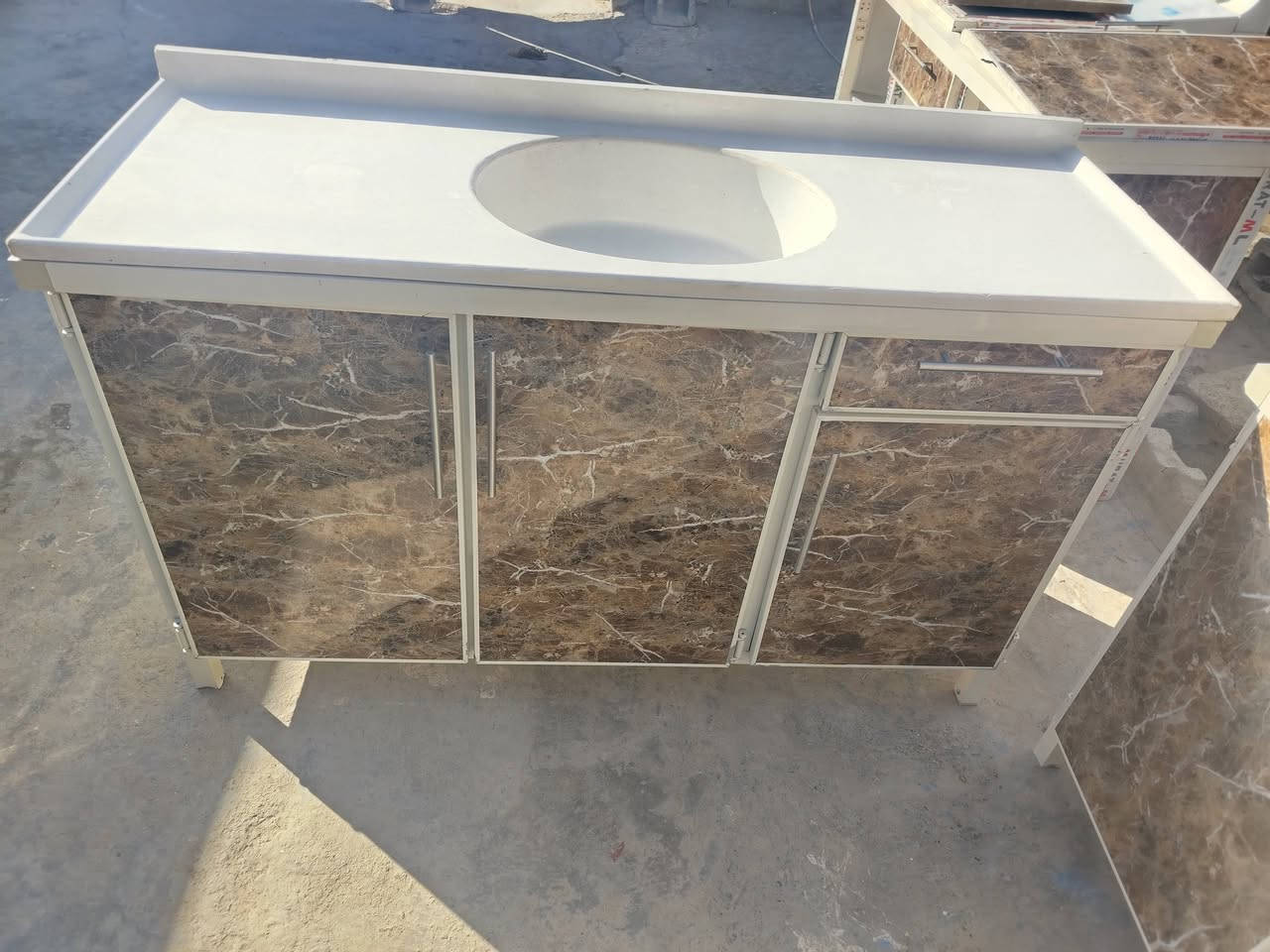 كاونتر الألمنيوم للبيع نضيف مترين ونص والسنك متر ونص مرمر السعر 340 للتواصل ***********
