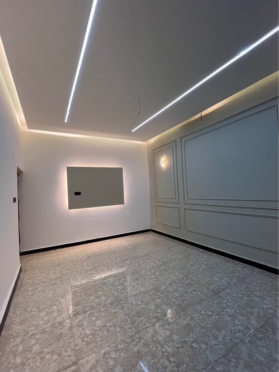 منزل للبيع المساحة 180م طابو زراعي 📄 تسليم مفتاح 🔑 
بناء حديث ( يحتوي على غرف منام عدد 2 / وصاله واستقبال ومطبخ وصحيات داخلية وخارجية وكراج 
في البصرة _ الصالحية _ قرب سنتر الصالحية _ على شارع تبليط 10م يبعد مسافه 150م عن الشارع الرئيسي 
السعر 155 مليون وبي مجال للشراي 
للتوآصل : *********** : *********** البصرة, العراق
