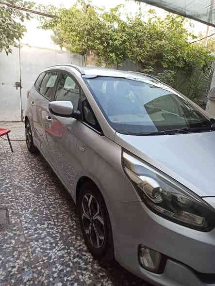 كيا كارينز موديل 2015     وارد خليجي       مكينه 2000دوش       مكفولة من الضربة والتبديل والصبغ والبارد   نظام ايكو.                   لد امامي                حساس خلفي            تبريد تدفئة  قطعتين.  تخم تايرات جديد.      ويل كروم جديد          بيه مواصفات أخرى مثل اواكس  وحاكيه                     رقم دولي جديد         هزه جديده سنويه جديده 2025شهر العاشر  حداديه جديده سياره كامله.                      رقم اربيل ماشيه 200  السعر150وبيه شويه مجال لشراي ***********
