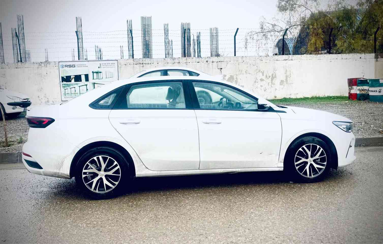 جیلی امگراند ٢٠٢٥ S گیر سیڤیتی نیە رەقەم هەولير بێ بۆیاغ و زۆر خاوێنەوبەسفر کیلۆمەتر لە کۆمپانیای جیلی باجگر دەرهاتووە و 5 ساڵ زەمانی شەریکەی هەیە و سەنەوی و هەزە ی نوێیە ٣٧٠٠٠کم رۆیشتووە و٢ ملاحەزەی بچوکی هەیەو هەموو شتێکی حازرە و بێ کێشەیە
***********
121$ و مەجال أربيل, العراق
