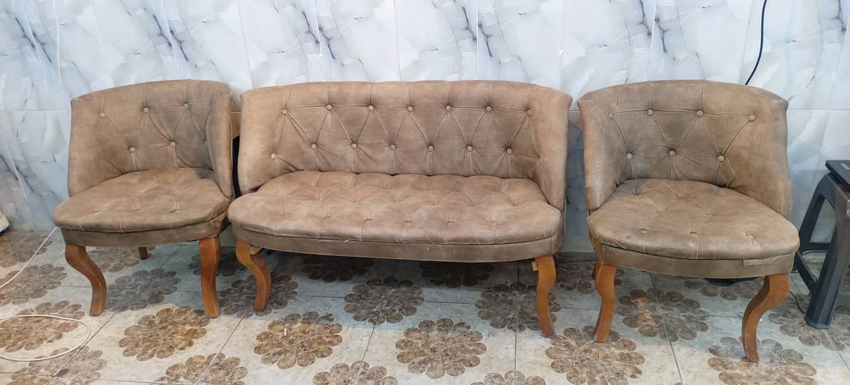 السلام عليكم كراسي ٢وميز وسطي ١٠٠ وبي مجال كلش نظيف ونص تخم نظيف وخشب زان كراسي ٢ وقنفه وسطيه ١٠٠ وبي مجال عنواني المهديه الثانيه ***********
