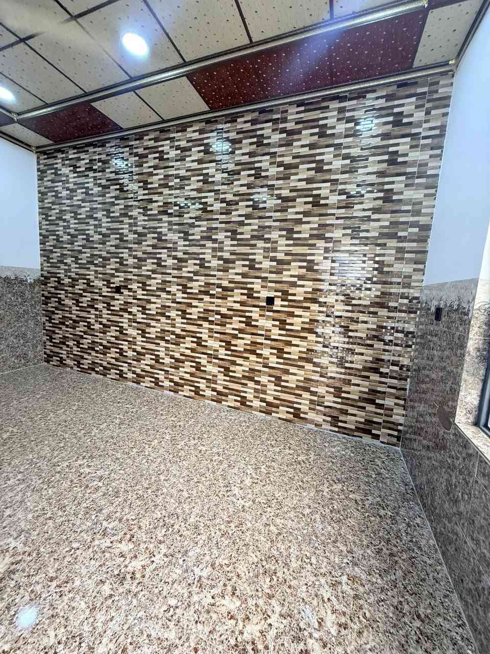 بيت 🏠 للبيع  مساحة 125 متر حي الانتصار شارع 60  المربع الذهبي مقابل المستوصف بيت فو فول سند طابو الزهور يتكون من غرفتين وهول واستقبال ومطبخ ومشتملات  سعر 78 وبي مجال بصيط للستفسار اكثر اتصل على الارقام التاليه  
***********
***********
