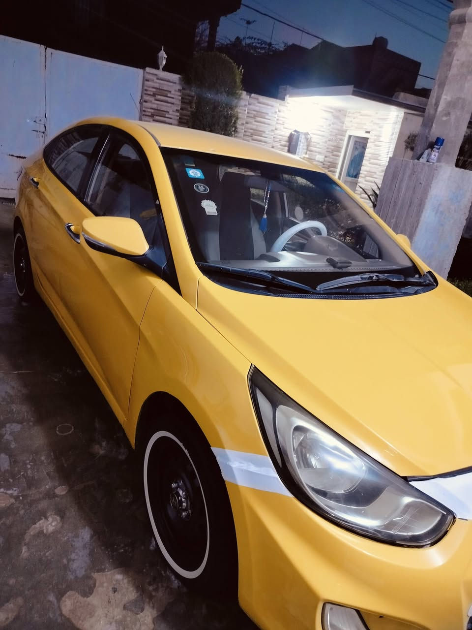 اكسنت موديل 2012خليج مكينه 1600بيه بس قبق جنطه ولباقي مكفول سياره بسمي سنويه جديده السعر 92الاتصال ***********
