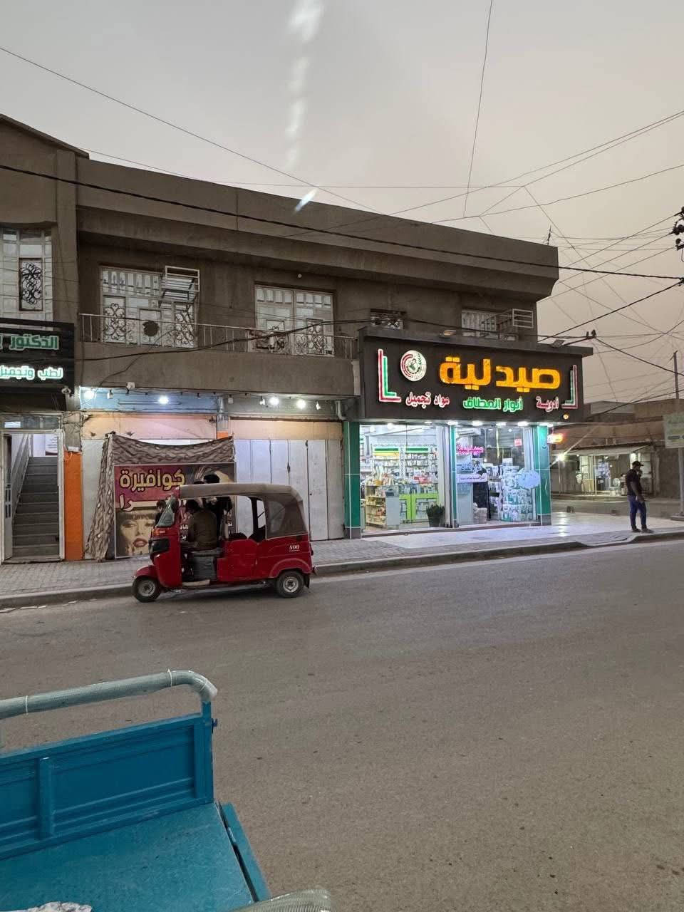 عمارة في منطقة الدورة (ابو دشير )
المساحة :251متر  ركن الواجهة 22 متر النزال 11ونص متر 
المحلات : تحتوي على 7 محلات 
الشقق : 2 كبيرة 
الدار :1
الوارد الشهري :3 مليون دينار قابل للزيادة وبدون سر قفلية كل العمارة مؤجرة 
بسمي + طابو 
للستفسار الاتصال بالأرقام :***********
