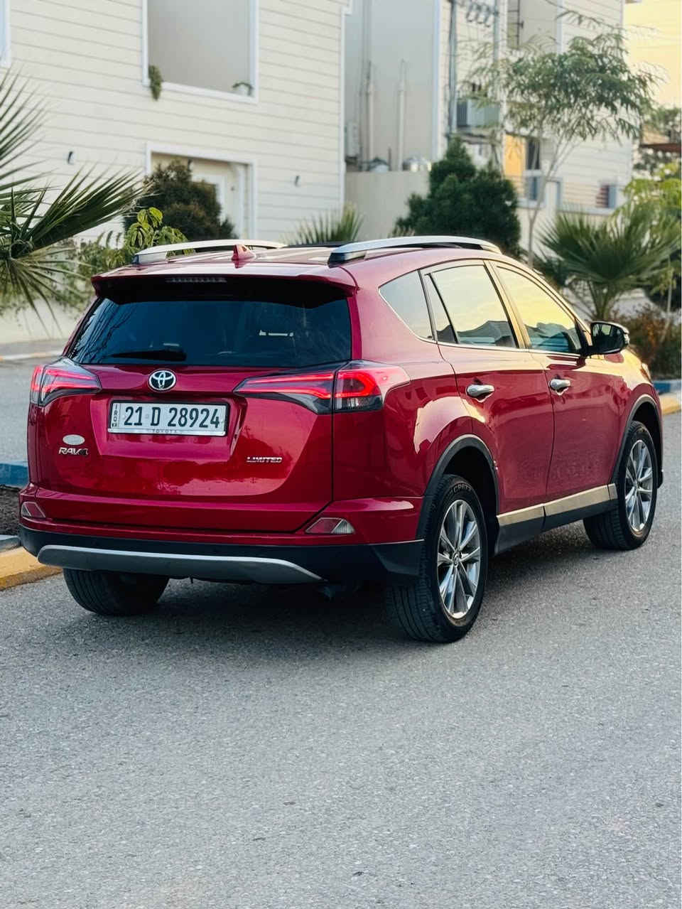 سلام عليكم 
للبيع تويوتا راف فور RAV4
موديل 2017
ماشيه 66mil
موصفات سيارة لمتد يعني فول فول فول 
خمس كاميرات 
كوشنات جلد 
كوشنات هيتر 
رادار امامي و جانبي 
كوشن خزن 
صندوق كهربائي جك 
سيارة بيه كومة موصفات 
حادث سيارة جاملغ و باب سكن مبدلات بيلاديات بدون صبغ يعني سيارة تاخذة اب شرط بدون صبغ و ايرباك و دواخل رقم و سنوية جديدة شرط كير و مكينه
سعر سيارة:176 
مكان سيارة :خانقين 
رقم موبايل :***********
رقم شاصي و شونار مرفوق ب منشور خناقين, ديالى
