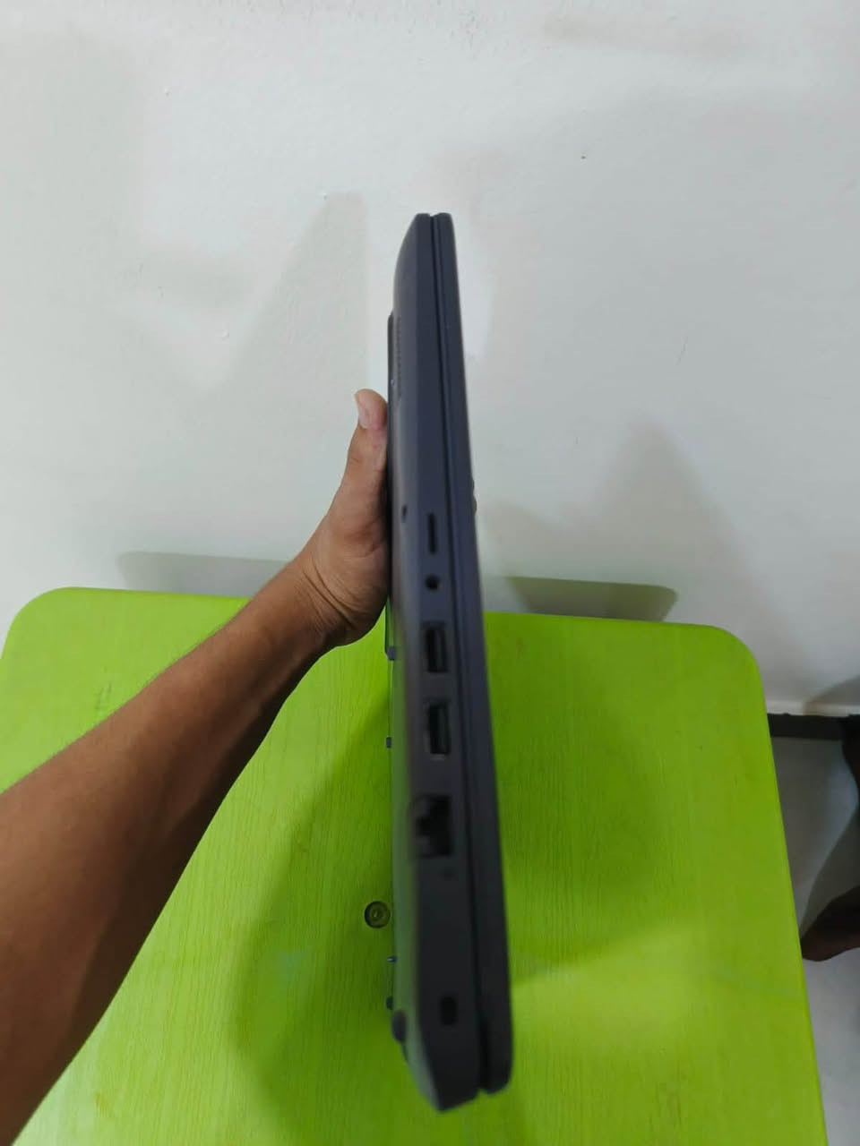 سلام عليكم
الموديل: Dell Latitude 3510

المعالج: Intel Core i5-10210U (الجيل العاشر) بسرعة تصل إلى 2.11 GHz.

الذاكرة العشوائية (RAM): بحجم 8 غيغابايت بسرعة ممتازة (2667 MT/s).

الهارد (التخزين): SSD سريع جداً بسعة 256 غيغابايت (يقرأ في النظام 238 GB).

كرت الشاشة: Intel UHD Graphics (مدمج).

الشاشة: 15.6 بوصة مريحة جداً للدراسة والعمل.

النظام الافتراضي المكتوب: Windows 11 Pro أصلي ومفعّل.

السعر:350 

للتواصل ***********
