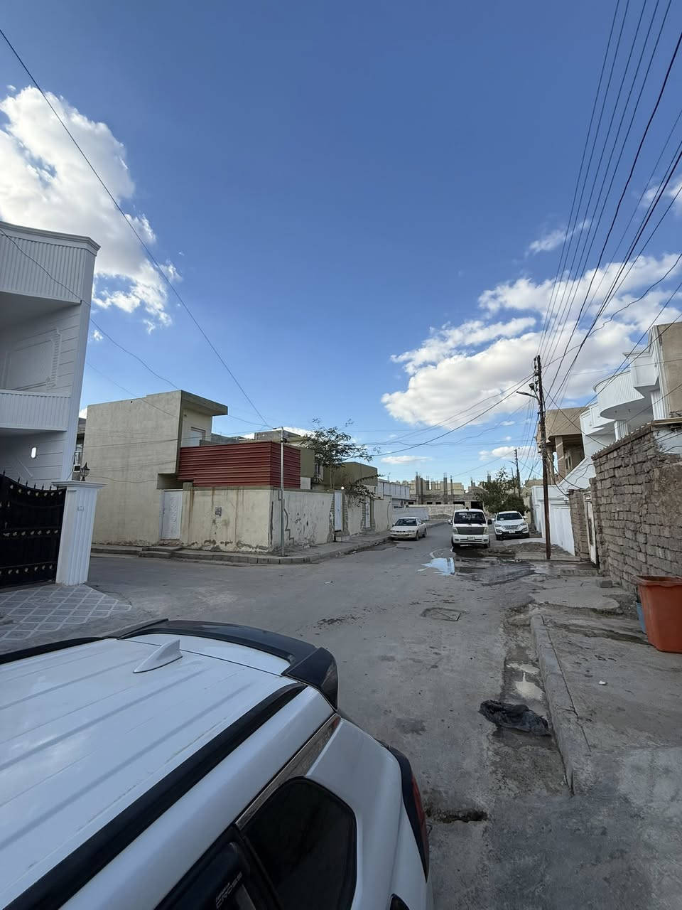 دار للبيع مساحه 140 متر ركن واجها 10 شارع عريض 
موقع مميز حي الجمعيه طابقين ثلاث غرف نوم السعر 165✅
***********
