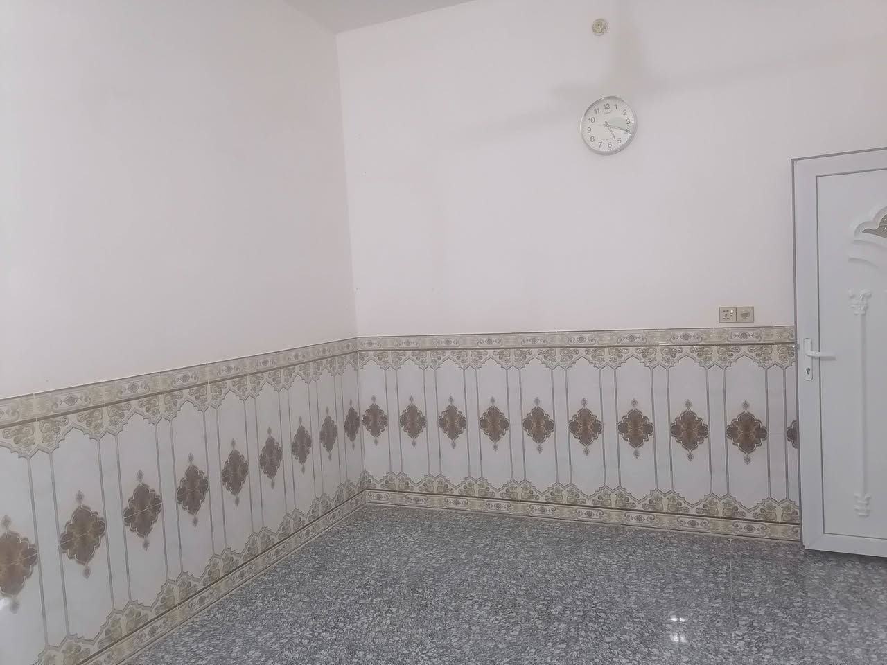 بيت للبيع ٢٠٠ متر نجف بحي النداء على شارعين ٢٠ متر وساحه موقع البيت تجاري حرف T منطقة ٥٣يحتوي على غرفتين نوم وصاله ومطبخ وصحيات داخلية وخارجية وهول واستقبال بناء درجة أوله مال جناي السعر ١٥٥ وبيه مجال للاستفسار الاتصال على ***********
