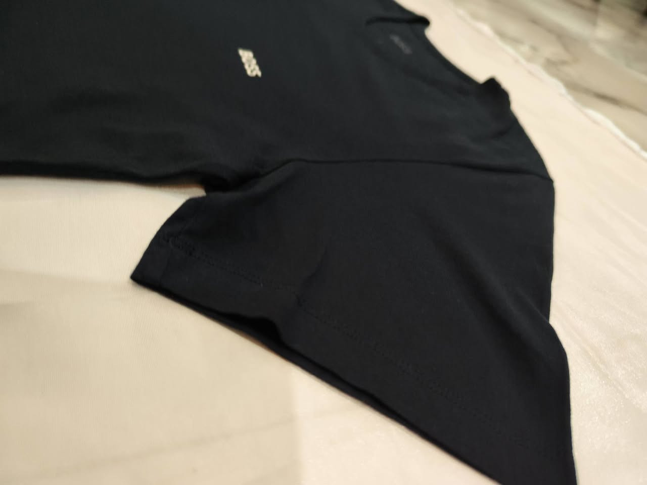 HUGO BOSS 🔥🔥
100% اورجنال اوربي 
-------
M قياس 
قالب ناعم
48cm العرض 
70cm الطول
----
نظافة تامة %100 
توصيل 6 الاف لجميع محافظات العراق 🚙


**إذا كنت صاحب هذا الإعلان وتريد حذفه لأي سبب، رجاءا أرسل رسالة إلى الدعم الفني**