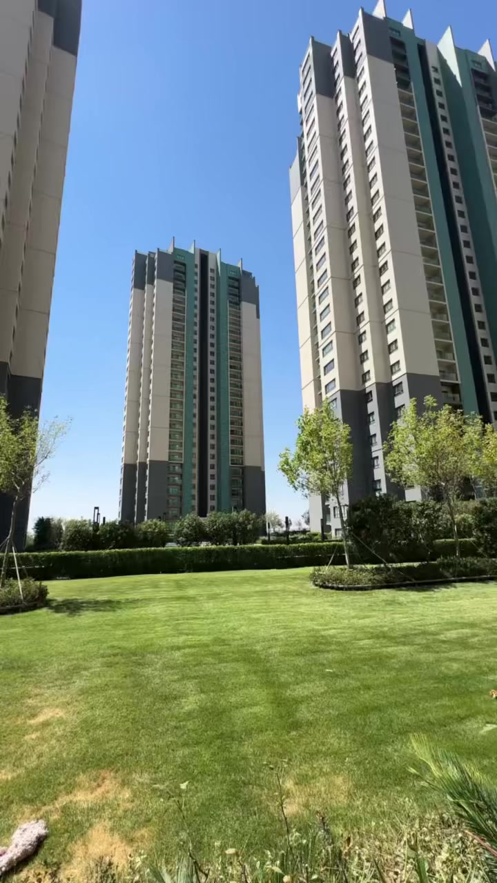 فرۆشتن | البيع  

 شووقەیەکی زۆر جوان بۆ فرۆشتن لە سلێمانی - دانیا سیتی  

ڕووبەری ( 245 ) مەترە ، ڕووی سلێمانی  لەسەر باخە ، نهۆمی ( نزم  )   

پێکهاتووە لە:
میوان ، هۆڵ ، مطبخ ، مساعد مطبخ ، 3 ژووری نووستن یەکێکیان ماستەرە ، مشتملات ،  بالکۆن

تێبینی: 
کامل مواصفات ، ئاو ، كارەبا ، غاز ، کامێرا ، سکیوریتی(  24  )کاتژمێرە

بۆ زانیاری نرخ تەنھا ژمارە( 1 ) لە کۆمێنت دانێن راستەوخۆ نرخەکەیتان بۆ دێت بە نامە

چەند شووقەیەکی تر بەردەستە  بۆ فرۆشتن 

بۆ زانیاری زیاتر پەیوەندی بکەن بە ژمارە: 
***********
____________________________
‌‌
 (بۆ بڵاوکردنەوەی موڵکەکانتان پەیوەندی بەم ژمارەیەوە بکەن ) 

ئێوەی بەڕێزیش گەر موڵکتان هەیە دەتانەوێت بیفرۆشن
یان  بەکرێی بدەن دەتوانن زانیاریەکان 

بنێرن بە ڤایبەر یان واتساب بۆ ئەم ژمارەیە:
***********

بۆبینینی ئەم موڵکە سەردانی ( #عقارات_بەرزاییەکانی_ژیان) بکەن
شەقامی شەست مەتری خوار چاڤی لاند بەرامبەر دوو سایدی تووی مەلیك
———————————————————

شقة للبيع  في السليمانية دانيا ستي

المساحة ( 245 )متر ، الطابق ( ناصي   ) على حديقة 

يحتوي على :
استقبال ، صاله ، مطبخ ، مساعد مطبخ ، 3 غرف نوم واحد منهم ماستر ، مشتملات ، بالكون 

الملاحظة: 
كامل مواصفات ، ماء ، كهرباء ، سكيورتي 24 ساعة

للمزيد من المعلومات اتصل على رقم :
***********
