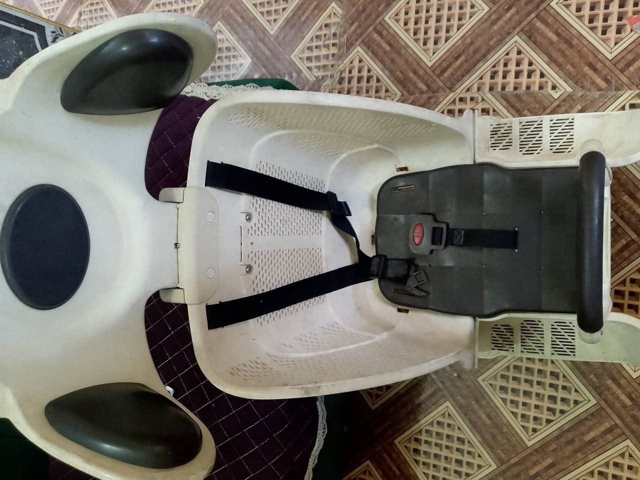 سلام عليكم كرسي برجستون مال تكسي للبيع مختم الاصلي مال حاويه شرط مكاني بغداد العبيدي ***********
