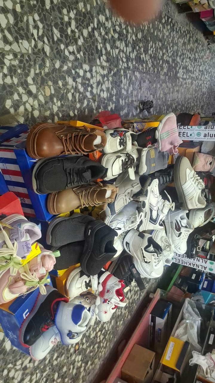 السلام عليكم تعلن أحذية ابو انس الرجاليه والنسائيه والأطفال والملابس الداخلية والشحطات الرجاليه والنسائيه والأطفال العنوان مجاور زنود ست برهومي الشارع العام الاستفسار ***********
