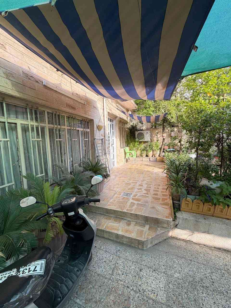 الدار للبيع 
الموقع الموصل حي المحاربين قرب شارع العجزه 
المساحة ٢٣٧ متر واجهة ٨ متر 
بأسم الشرعي 
البناء طابق واحد الاتجاه قبله 
يحتوي على مطبخ واستقبال وغرفتين نوم وحمام وتواليت 
سعر المتر مليون قابل للتفاوض 
للاتصال على الرقم ***********
او التواصل على الخاص 
مكتب نون لتجارة العقارات الكائن في حي المصارف مقابل مسبح الابراج قرب مطعم قصر السلطان 
اوقات الاتصال من الساعة العاشرة صباحا وحتى الساعة التاسعة مساء
