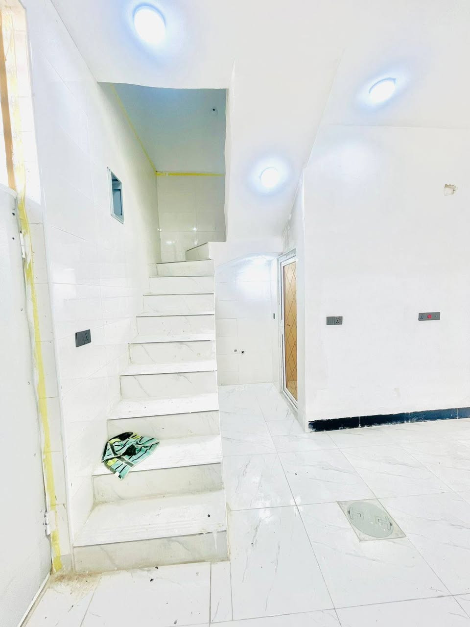 بيت 50 متر للبيع 
جديد غير مسكون 
بناء درجه اولى طابوك جمهوري اساس وسقف صب مركزي 
خدمات كامله يبعد عن السوق والشارع الرئيسي 80 متر 
العنوان النجف مقابل قرية القدير عمود 317
للتواصل واتساب *********** النجف, العراق
