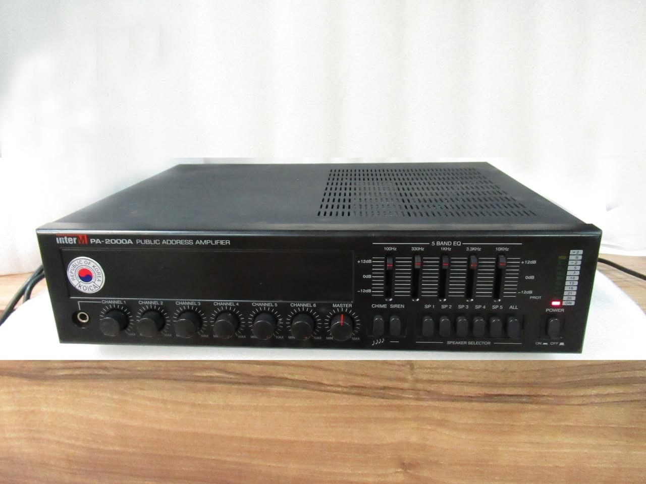 Inter-M PA-2000A                 مضخّم صوت احترافي لنظام النداء العام

الحل الأمثل للمساجد، المدارس، القاعات، الشركات،

 المستشفيات، المطاعم، والمولات .

 المواصفات التقنية (Technical Specifications)

قدرة خرج عالية 60 واط RMS – صوت قوي وواضح لتغطية مساحات كبيرة.

نطاق تردد واسع من 60Hz إلى 20kHz لضمان جودة صوت نقية في الكلام والموسيقى.

تشويه منخفض جداً THD أقل من 1% – أداء صوتي مستقر وممتاز.

نسبة إشارة إلى ضوضاء 105dB – صفاء صوت عالي دون تشويش.

موازن جرافيكي 5 نطاقات للتحكّم الكامل بنبرة الصوت حسب المكان.

6 قنوات دخل (ميكروفون/خط) للتحكّم بجميع مصادر الصوت.

مداخل موازنة Balanced XLR لضمان نقل صوت بدون تشويش.

مخرجات سماعات متعددة: 4Ω، 8Ω، 70V، 100V

— مناسبة لأنظمة السماعات الصغيرة والكبيرة.

استهلاك طاقة منخفض 95 واط – اقتصادي ومتين.

تصميم قوي بوزن حوالي 10 كجم وأبعاد 420×100×320 مم يناسب تركيبه في الرفوف.

لمميزات (Key Features)

تحكّم لكل قناة بمستوى الصوت والحساسية — مرونة مثالية لأي إعداد صوتي.

اختيار 5 مناطق صوتية + تشغيل عام (ALL) — توزيع الصوت بدقة في مختلف المواقع.

صافرة Chime لبدء الإعلان وصفارة إنذار Siren للطوارئ — جاهز لأي سيناريو.

مدخل هاتف مع أولوية — الإعلانات الطارئة تكون أوضح وفورية.

إمكانية توسيع النظام عبر مداخل/مخارج Link — قابل للنمو مع مشروعك.

يدعم التثبيت في Rack 19” — مناسب لغرف الأجهزة الاحترافية.

أداء قوي وموثوق مخصّص لأعمال النداء العام

تحكّم كامل ومرونة عالية في إدارة الصوت

مناسب للمساحات الكبيرة والمشاريع الاحترافية

جودة كورية مُعتمدة عالميًا

 جاهز للعمل لساعات طويلة بدون مشاكل

 خيار مثالي للشركات والمطورين والأنظمة المؤسسية

السعر 100 الف 

يوجد توصيل


**إذا كنت صاحب هذا الإعلان وتريد حذفه لأي سبب، رجاءا أرسل رسالة إلى الدعم الفني**