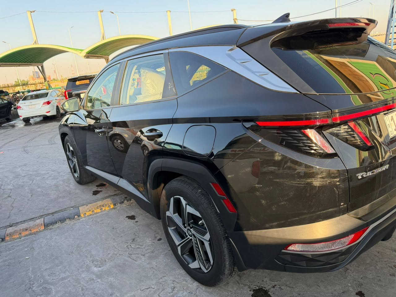 *🚘 للبيع: HYUNDAI TUCSON2024  🚘
*رقم بصرة-  واردامريكي*
*📌 التفاصيل السريعة
*الممشى*47 km فقط 🆕  
*المحرك*: 2.5L GDi بانزين 💪  
*الدفع*: 4x4 فورويل  
*المقاعد*: 5  
*الضرر*:موضح بلصور ✅  
المواصفات. 
1️⃣ الشاشة والعدادات*  
▫️ شاشة دجيتال كبيرة لمس  
▫️ كيجات دجيتال متغيرة الألوان  
▫️ تحكمات ستيرن كاملة + مثبت سرعة  
*2️⃣ الراحة والتشغيل*  
▫️ بصمة تشغيل + تشغيل عن بعد 🔑  
▫️ هاند بريك بصمة  
▫️ كراسي تدفئة  
▫️ تبريد لمس  
*3️⃣ أنظمة الأمان والقيادة الذكية*  
▫️ رادارات أمامية + خلفية + جانبية  
▫️ حساس تجاوز  
▫️ تحديد مسار  
▫️ أوتو بارك  
▫️ كاميرا خلفية HD 📷  
*4️⃣ الإضاءة*  
▫️ كشافات أمامية  
▫️ بك لايت LED
❗. المكان البصرة 
*📞 ***********يتوفر واتساب
