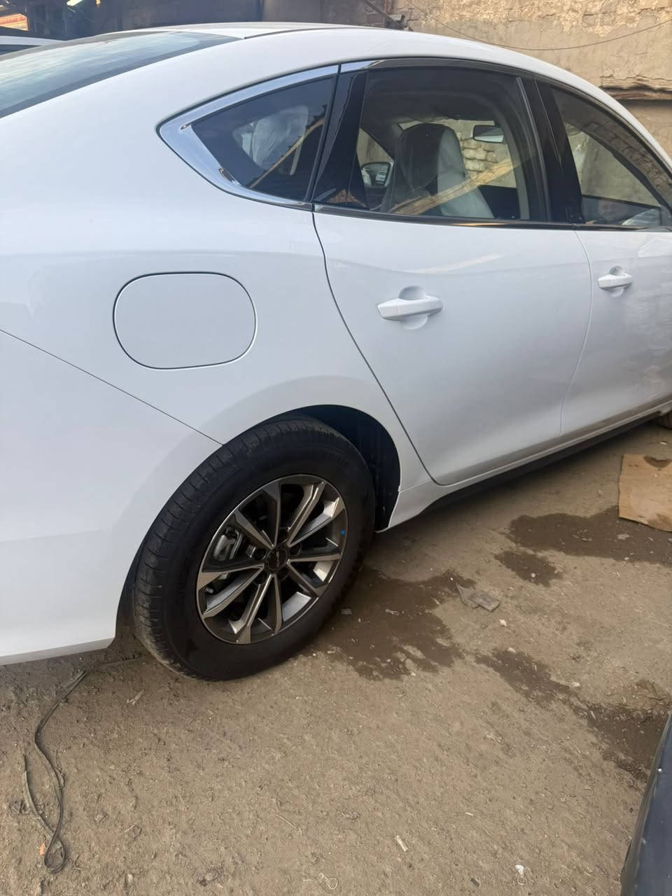 السلام عليكم للبيع بي وايدي بدون رقم زيروووو دست رويل  فول ترقيم عل مشتري  العنوان بغداد للاستفسار على رقم ***********
