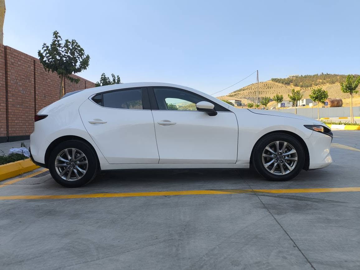 Mazda 3 salect 

- [ ] مازدا ٣ 
- [ ] موديل 2021
- [ ]  مەكينه ٢.٥ لتر بێ توربو و مەرغوبە
- [ ] بي دبل اكسل
- [ ] تبريد پيانو
- [ ] ويل ١٨ بيلادي 
- [ ] چوار جام ئۆتو
- [ ] لايت به رزو نزم ئوتو 
- [ ] فلجه ئوتو 
- [ ] بسمه

- [ ]  تەحدید سورعە
- [ ]  ڕادار
- [ ] ڕادار خه تى جاده
- [ ] ئۆتۆ ستۆپ 
- [ ] ئوتو هولد و بريك بسمه  هتد…..

- بۆیاخ: بۆنیت

 سارد: تەنها چەند پەنجەیەک لە چەمەلەغی سایەقی هەیە

-تەنها 31 هەزار مایڵ ڕۆشتووە.

- [ ] سعر 130 

مۆبایل: ***********
سەیارەکە لە سلێمانیە السليمانية, العراق

