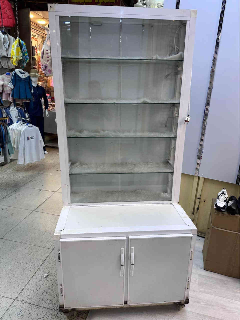 فاترينات متحركات عدد 2 للبيع المنيوم تركي درجة اولى قاعدة حديد وعجلات تنقفل  
جام بلوجهه +قواطع عدد 5 جام ابواب خلفية +مخزن نضيف
اسلاك اناره جاهزه بيه ترهم لعرض الاحذية  مبايلات اكسسوارات هواي شغلات تنعرض بيه لاصحاب المحلات 
*********** Tverlandet, Bodø
