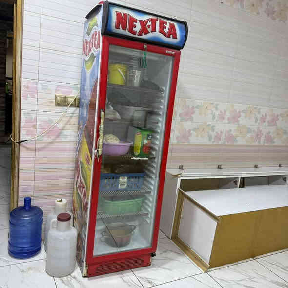 المجمده 200 وبيها مجال 

العارضه 250 

المعرض الخشب تسكام ب130 وبي مجال 

زويريجات ***********
