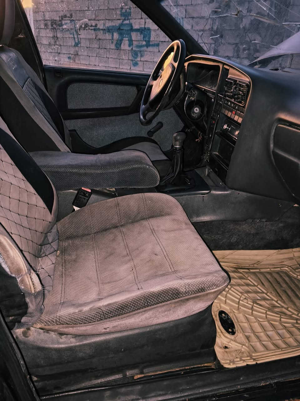 اوبل اوميكا للبيع 
محرك ٢٠٠٠ جديد 
كير عادي اكسل  صدر تخم تاير جديد 
***********
