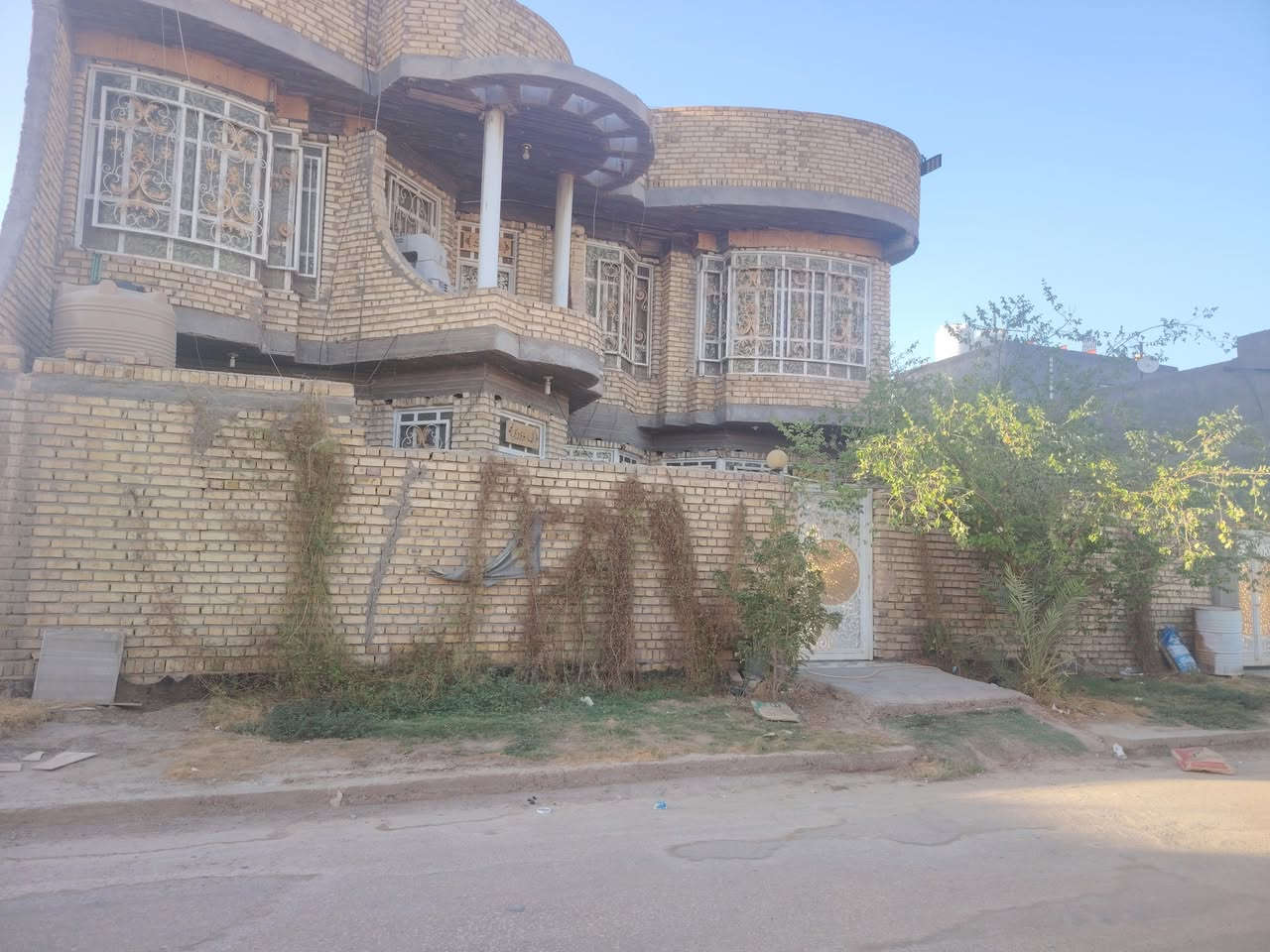 السلام عليكم بيت للبيع في مجمع حجي حسين مقابيل مستشفى القاسم
المساحه الكليه 400 متر طابقين طابو زراعي سند 25 🏤 مساحه البناء 260متر  مع حديقه بجانب البيت مساحتها 140 متر يتكون الطابق الأول من :
1️⃣غرفتين نوم مساحه الغرفه 4×5 مع حمام داخلي في كل غرفه✅.
2️⃣صاله كبيره وصاله ضيوف مساحتها 9×4✅
3️⃣استقبال المساحه 4.5×8 مع مدخل مساحته 1،5×1.5✅
4️⃣مطبخ مساحته 6×4 ✅
5️⃣مجمع صحي داخلي مساحته 3×4✅
6️⃣مجمع صحي خارجي ✅
✴️ملاحظة 🔸ارضيه البيت مرمر بالكامل مع الدرج ✅

🏫الطابق الثاني يتكون من :
1️⃣غرفتين نوم. ✅
2️⃣صاله كبيره ✅
3️⃣مجمع صحي ✅
للاستفسار الاتصال على الرقم ***********
