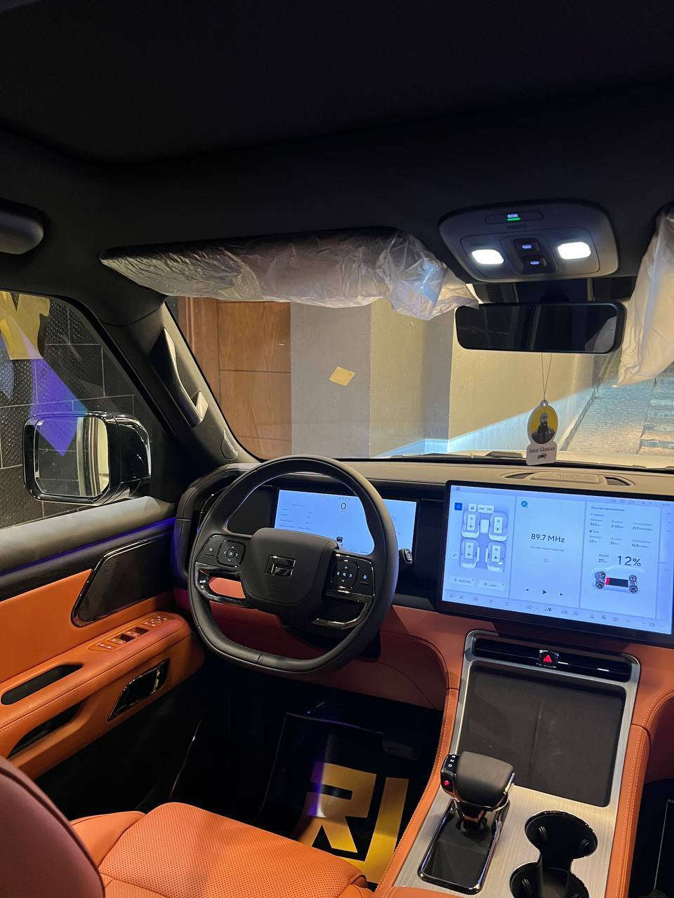 ROX 01 VIP 6seats
Zeroo
Model 2026
Hp 470
1500 Cc.  Plug-in Hybrid

battery 56 kwh
1300 km range in hybrid mood
235Km pure electric range 
Tank 70 liter 
Adaptive Cruise + DISTRONIC
Active Brake Assist – Parking Assist

دفع رباعي 
فتحه سقف بانورما 
شاشات اماميه وخلفيه
جنوط 21 انش 
امبينت لايت 
شواحن wireless 
تكيف خلفي 
كراسي اماميه وخلفيه كهرباء
كراسي تسخين وتبريد ومساج 
شنطه شفط
 360° كاميرا – Blind Spot

لون ابيض فرش اورنج


**إذا كنت صاحب هذا الإعلان وتريد حذفه لأي سبب، رجاءا أرسل رسالة إلى الدعم الفني**