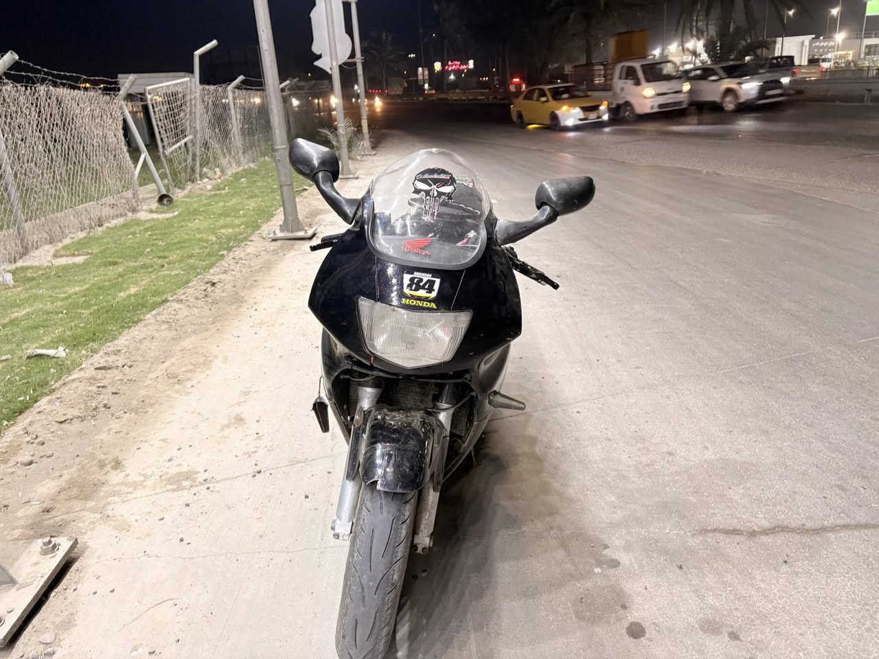 السلام عليكم 
CBR600 F3 
الدراجة شوفة عينك 
ابيع كوم حديد 
شرط شغالة وين متريد تروح بيهه 
اليوم طلع صوت بسيط بالمكينة 
مكينه مفتوحة مرة وحدة فقط 
ضاغطة جديد 
شرط شلعة ونشاط فول 
اكرر ابيع كوم حديد وبسعر بلاش 
رجاءا الشراء اتصال فقط 
*********** 
مكان الدراجة بغداد الكرخ
