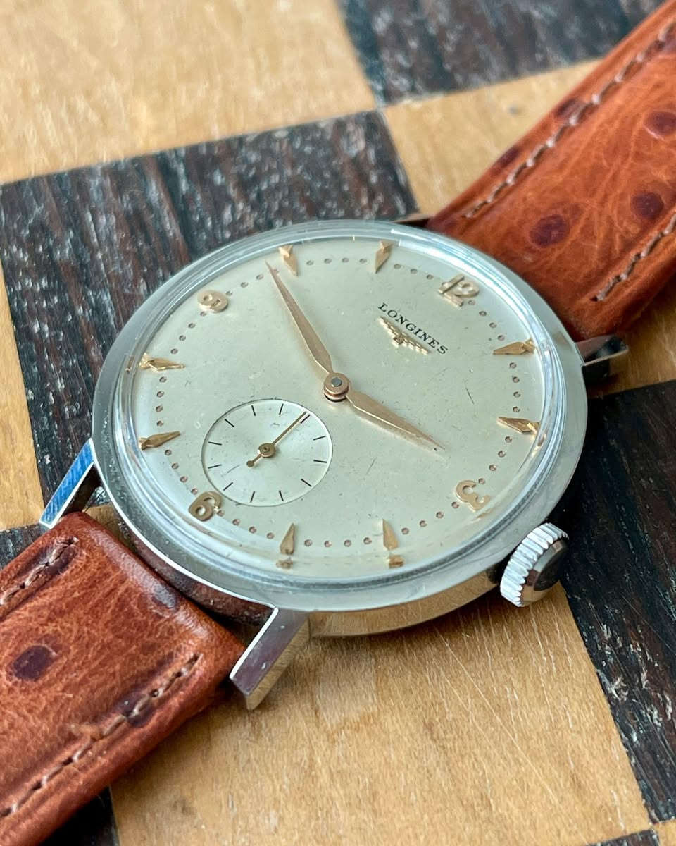 ساعة Longines Cal. 27.0 الأصلية بحركة يدوية (Manual Winding)، تتميز بتصميم كلاسيكي مع عداد ثوانٍ صغير (Small Seconds).

* القطر: 36 مم (بدون احتساب التاج).
* عرض السوار: 18 مم.
* تم استبدال الهيكل (Case) بهيكل من TISSOT.
* الساعة تعمل حاليًا بشكل جيد، ويبلغ الخطأ اليومي حوالي 30 ثانية عند وضعها بشكل أفقي، وهو أمر متوقع نظرًا لعمرها.
* يُعتقد أن هذه الساعة صُنعت في بداية خمسينيات القرن الماضي.
* تتميز حركات ساعات Longines من هذه الحقبة بجودة التصنيع العالية والدقة في التفاصيل، مما يجعلها محبوبة لدى هواة الساعات الكلاسيكية.

للمهتمين بالساعات الفينتج والكلاسيكية، هذه قطعة
مميزة تجمع بين التاريخ والأناقة.


**إذا كنت صاحب هذا الإعلان وتريد حذفه لأي سبب، رجاءا أرسل رسالة إلى الدعم الفني**