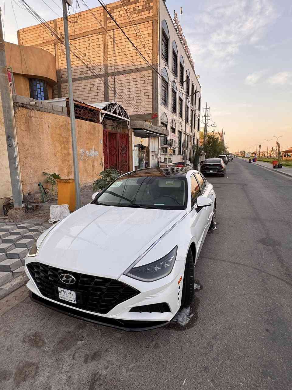 🚗 للبيع: هيونداي سوناتا 2023 (Limited - فول مواصفات)
الموديل: 2023
 اللون: أبيض ملكي
 الفئة: لمتد (Limited) - أعلى فئة بالمواصفات
 المسافة المقطوعة (المشي): 160 ألف كم
 الوارد: أمريكي
✨ المواصفات:
 فتحة سقف بانوراما
 شاشة كبيرة مع كاميرات (360 درجة) ونظام ملاحة
 كراسي جلد (كهرباء + تدفئة وتبريد)
 رادار أمامي وخلفي + رادار جانبي (نقطة عمياء)
 نظام تحديد المسار والقيادة الشبه ذاتية
 بصمة تشغيل وبصمة أبواب + تشغيل عن بعد
 دبل كير (شفتات بالمقود)
 وباقي مواصفات الفول لمتد المعروفة..
🛠️ حالة السيارة (الحادث):
 السيارة وارد أمريكي، حادثها بسيط (ضربة بصندوق السيارة) ومصلح تصليح درجة أولى وعلى الفحص.
 الإيرباغات كلها سليمة 100% وما طاقة.
 المحرك، الكير، والتبريد بحالة ممتازة وجاهزة من كلشي.
📍 مكان التواجد: البصرة - القبلة / حي الشهداء
💵 السعر المطلوب: 17,300 دولار (دفتر و73 ورقة)
📞 للتواصل والاستفسار: [اكتب رقم تليفونك هنا]


**إذا كنت صاحب هذا الإعلان وتريد حذفه لأي سبب، رجاءا أرسل رسالة إلى الدعم الفني**
