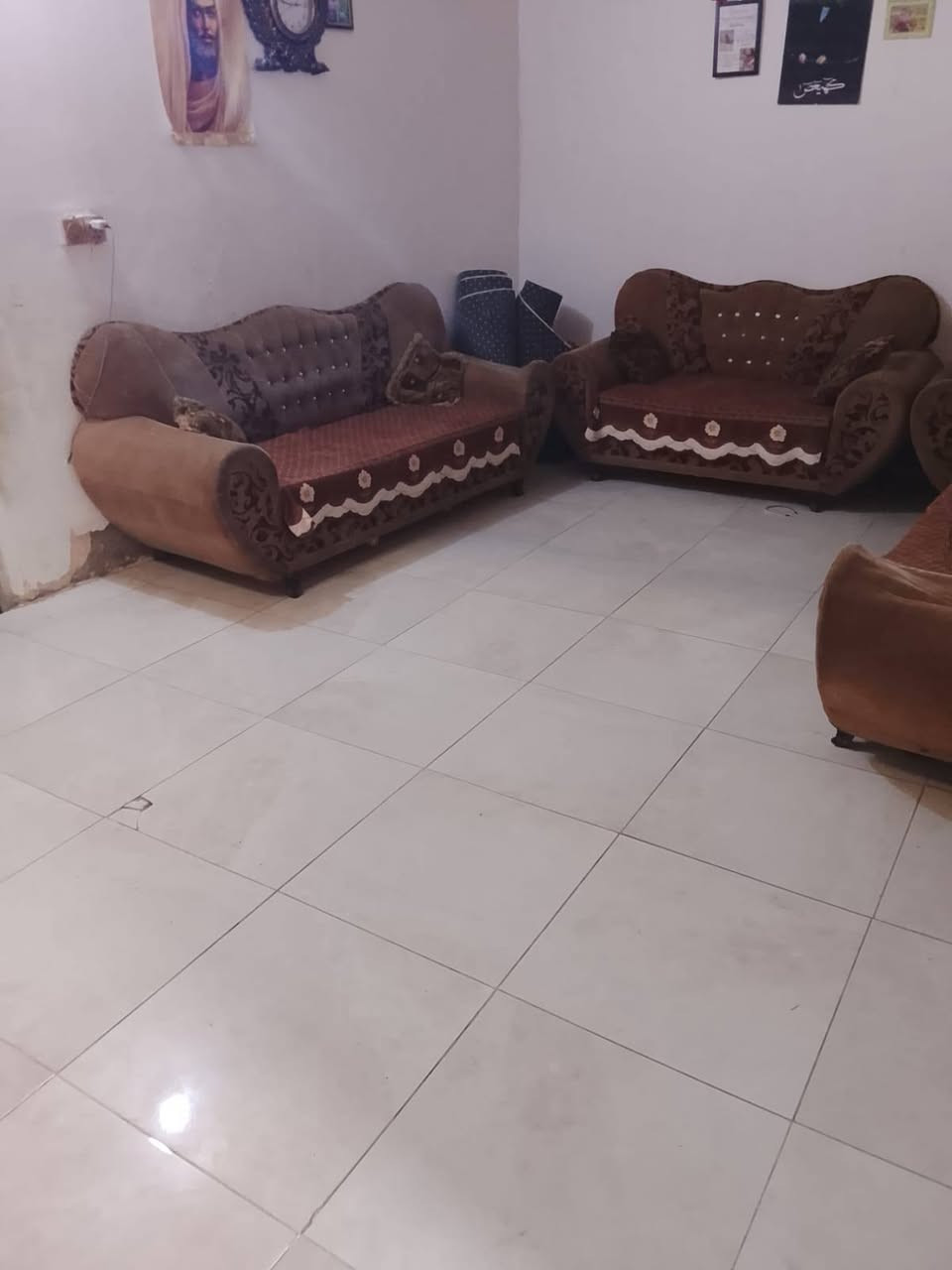 بيت للبيع .... السعر 19
العنوان شارع 80 جهة نجف مقابيل مخبز مهند 

يحتوي البيت على الطابق الاول 
غرفه نوم واستقبال كبيره ومطبخ وهول وطارمه كبيره وصحيات
الطابق الثاني هول وغرفه 
مساحة البيت 175
نوع العقار اصلاح زراعي 

للاتصال والاستفسار على الرقم ***********

