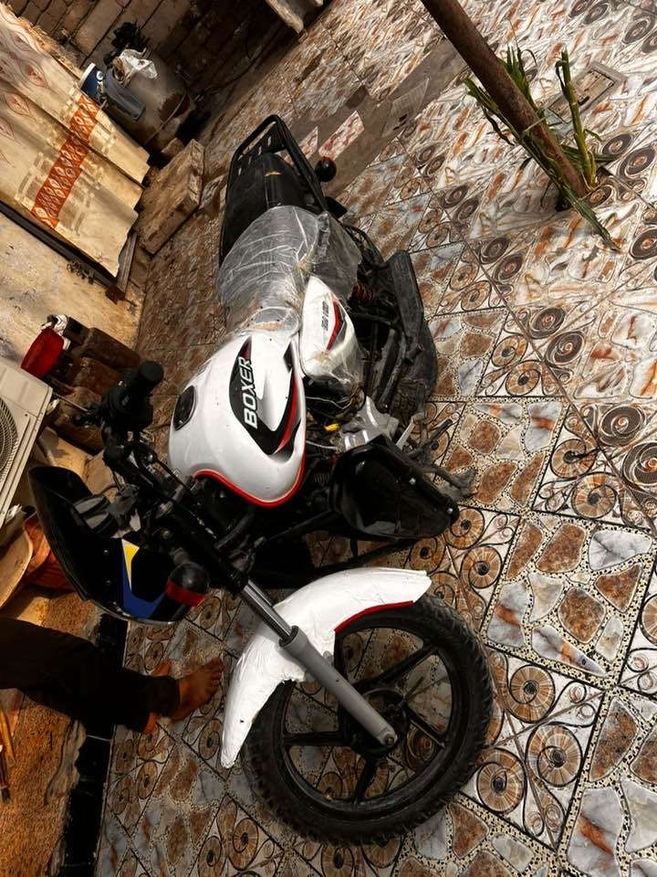 السلام عليكم دراجه بوكسر موديل 2020 دراجه رقم مسنويه دراجه حلوه ونضيفه  محرك مفتوح مراه وحده تجفيت مال شركه مكان القرنه  رقم صاحب الدراجه. ***********
